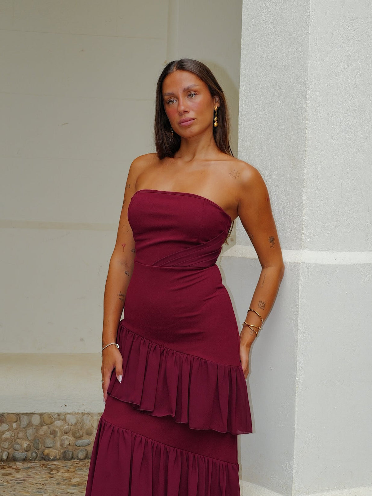 Vestido com estampa em tule e detalhes em bordô