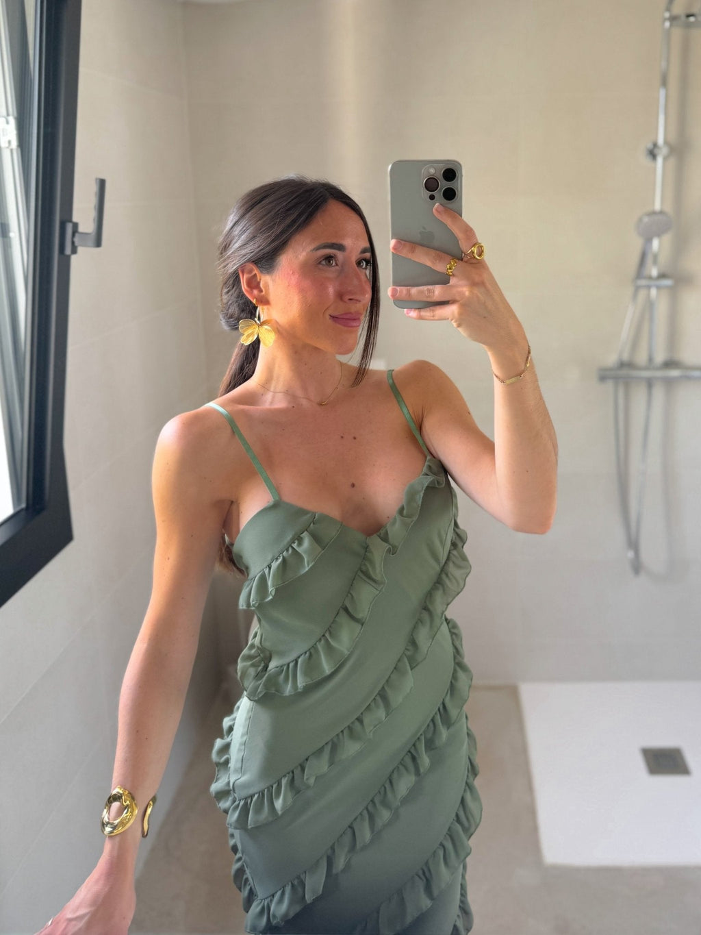 Vestido com folhos em crepe cáqui
