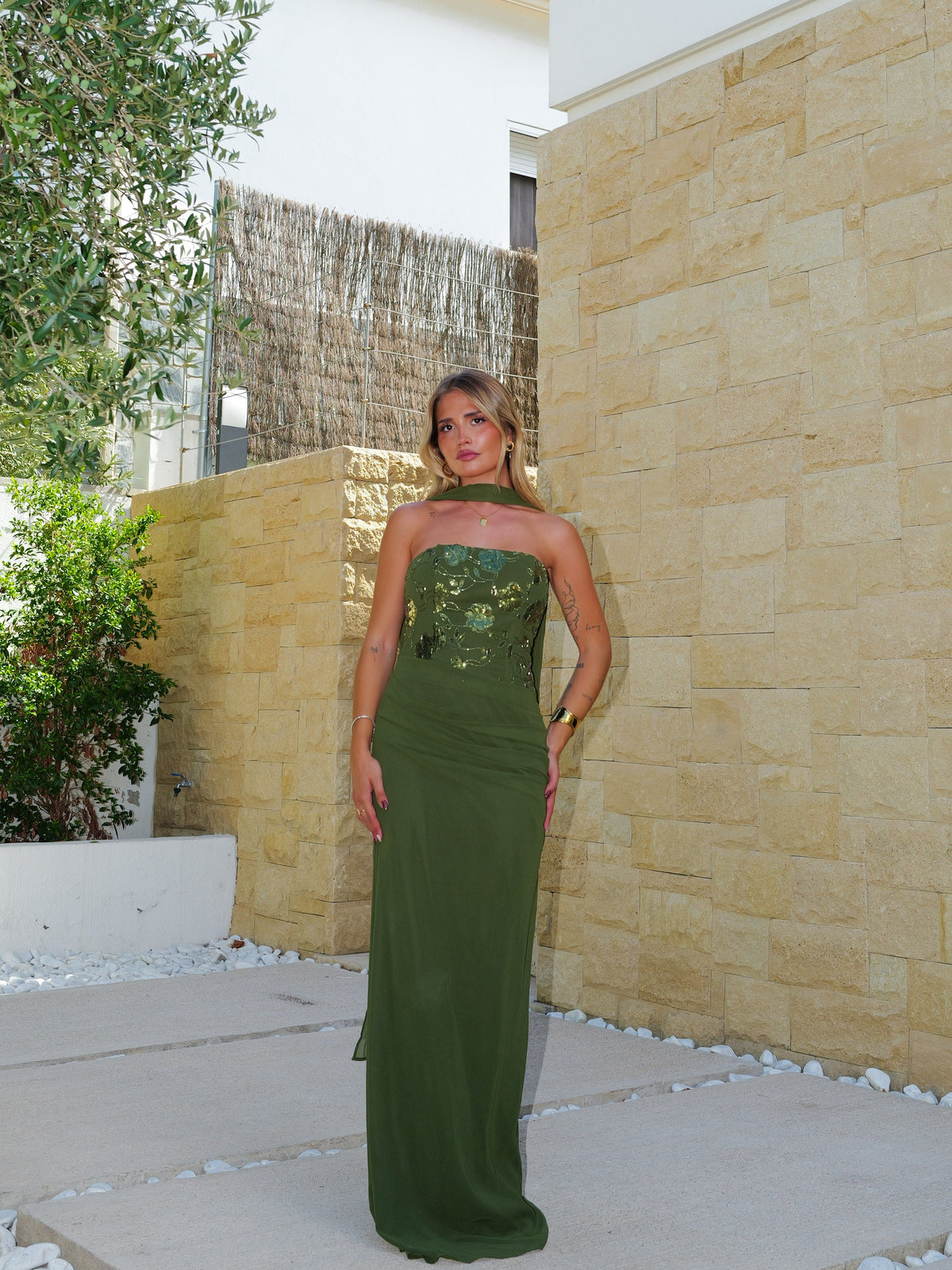 Vestido de tule drapeado com brilhos, cor de azeitona