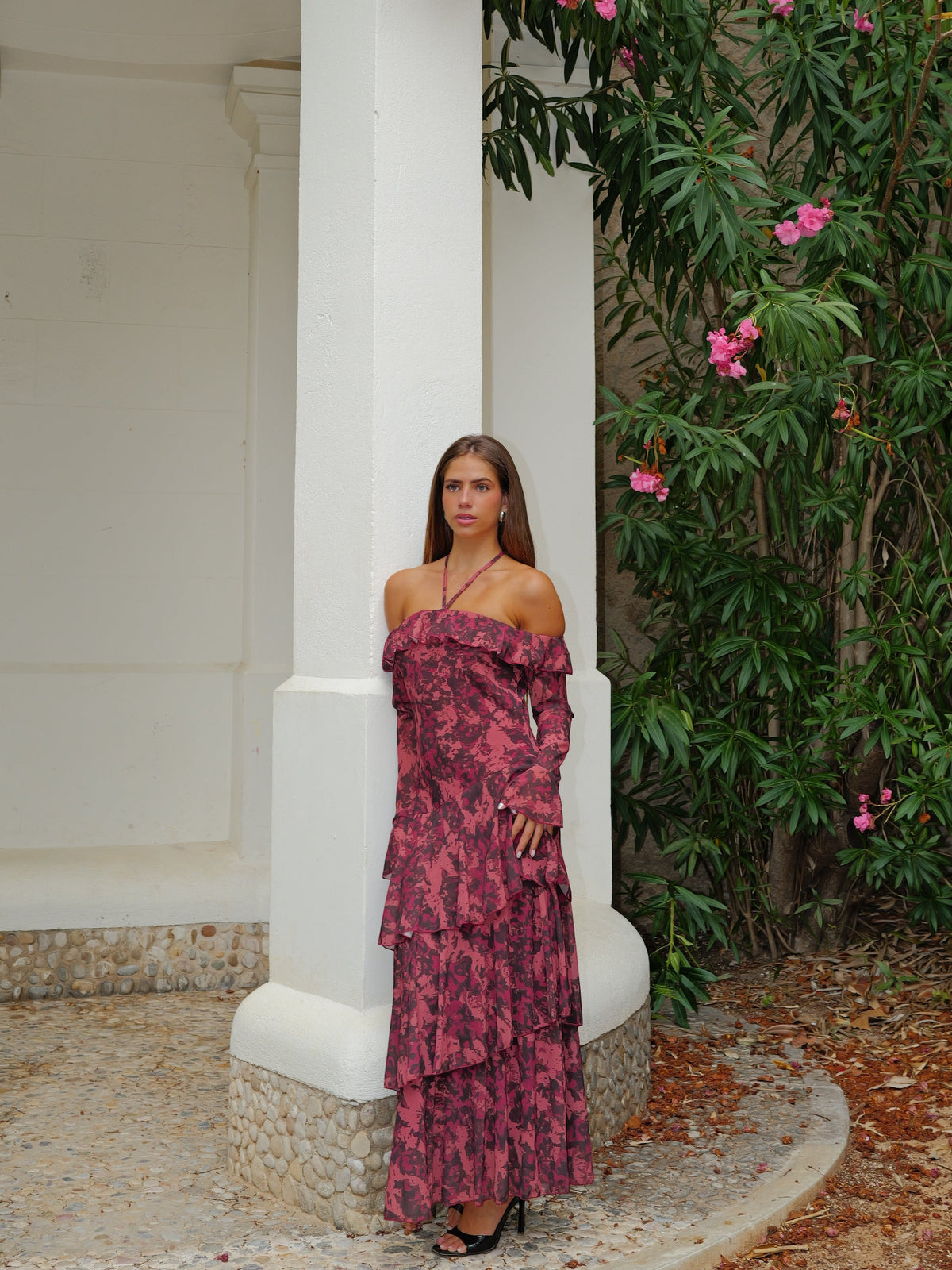 Vestido comprido com mangas com folhos e padrão cor de bordô