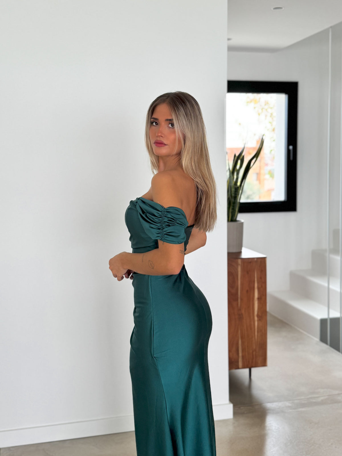 Vestido com mangas curtas e decote em forma de garrafa