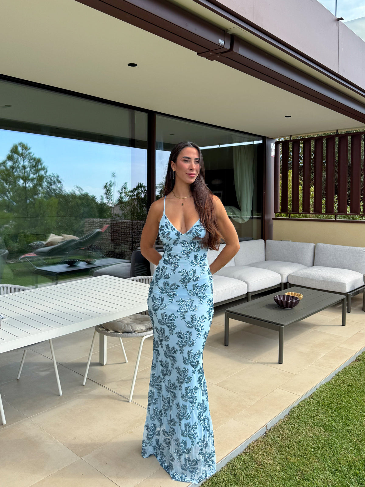 Vestido comprido com entrelaçados e detalhes em tule azul-celeste