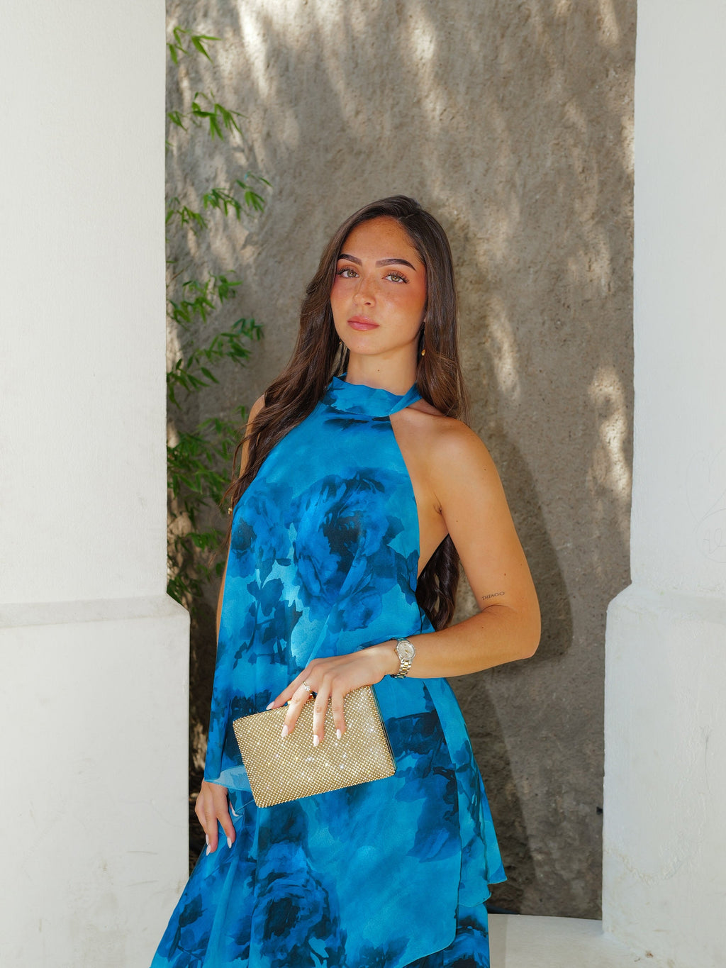 Vestido comprido com decote halter, folhos e padrão azul-petróleo