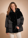 Casaco acolchoado oversize com capuz e pelo