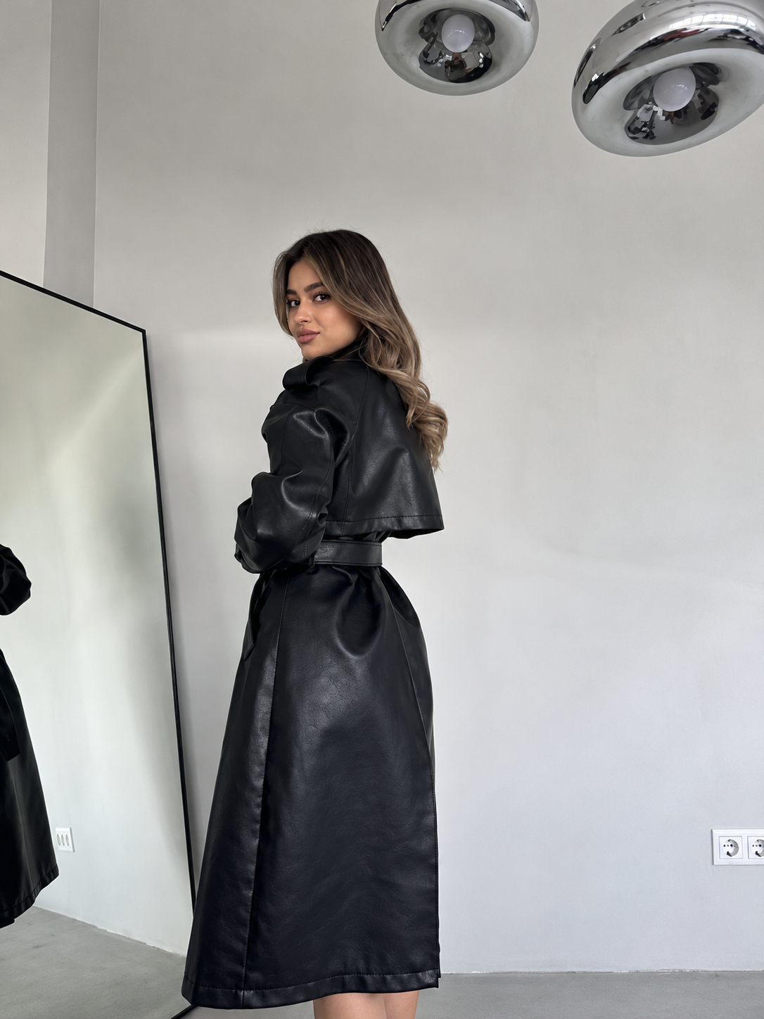 Gabardina comprida efeito couro preta com cinto