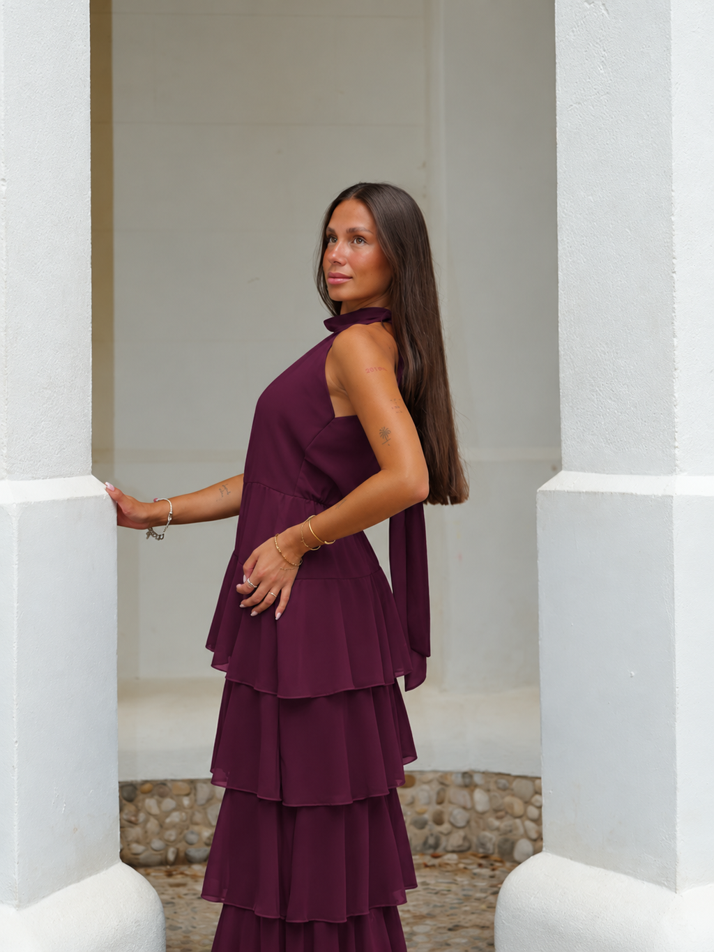 Vestido midi com laço e decote halter em tom de beringela