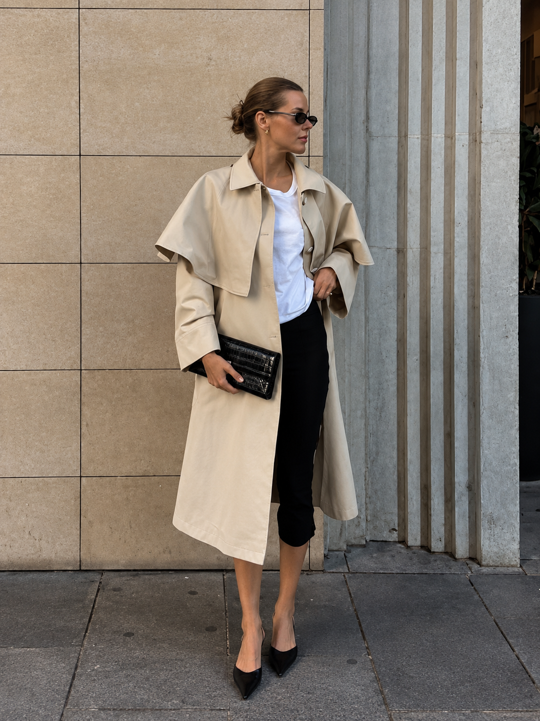 Gabardina comprida trespassada com capa branco-sujo