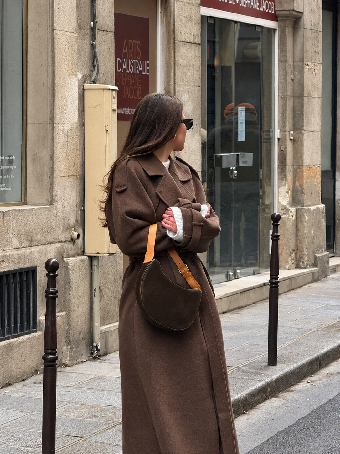 Gabardina larga cruzada marrón moca con cinturón