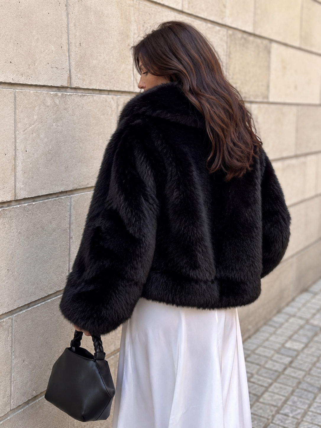 Chaqueta corta de pelo sintético negro con solapa