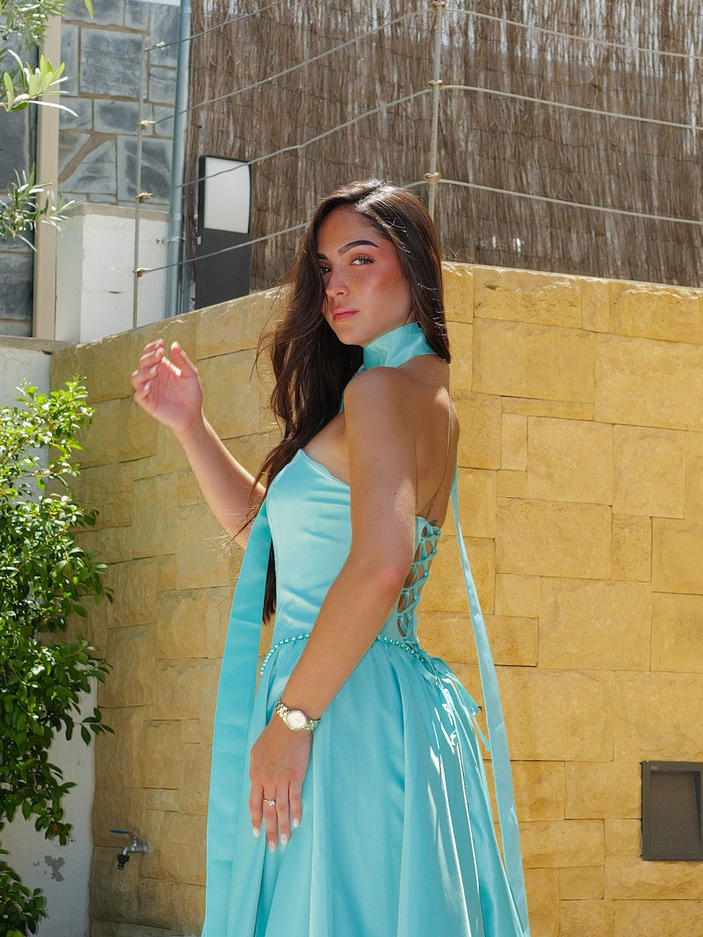 Vestido comprido com cintura decorada com pérolas turquesa
