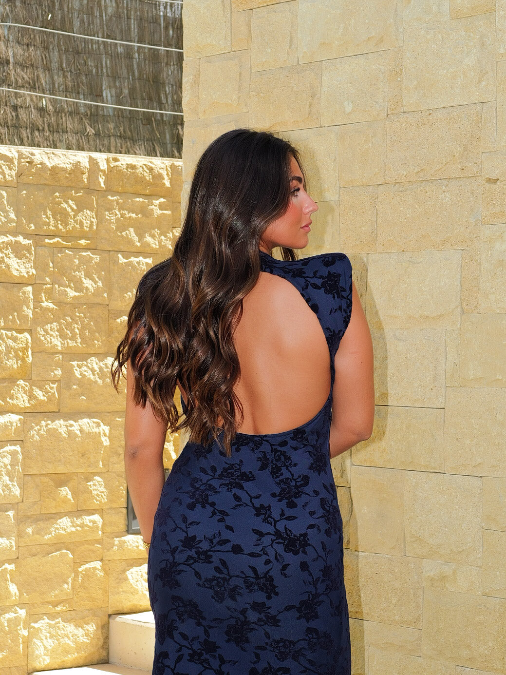 Vestido de tule com flores e costas em azul-marinho