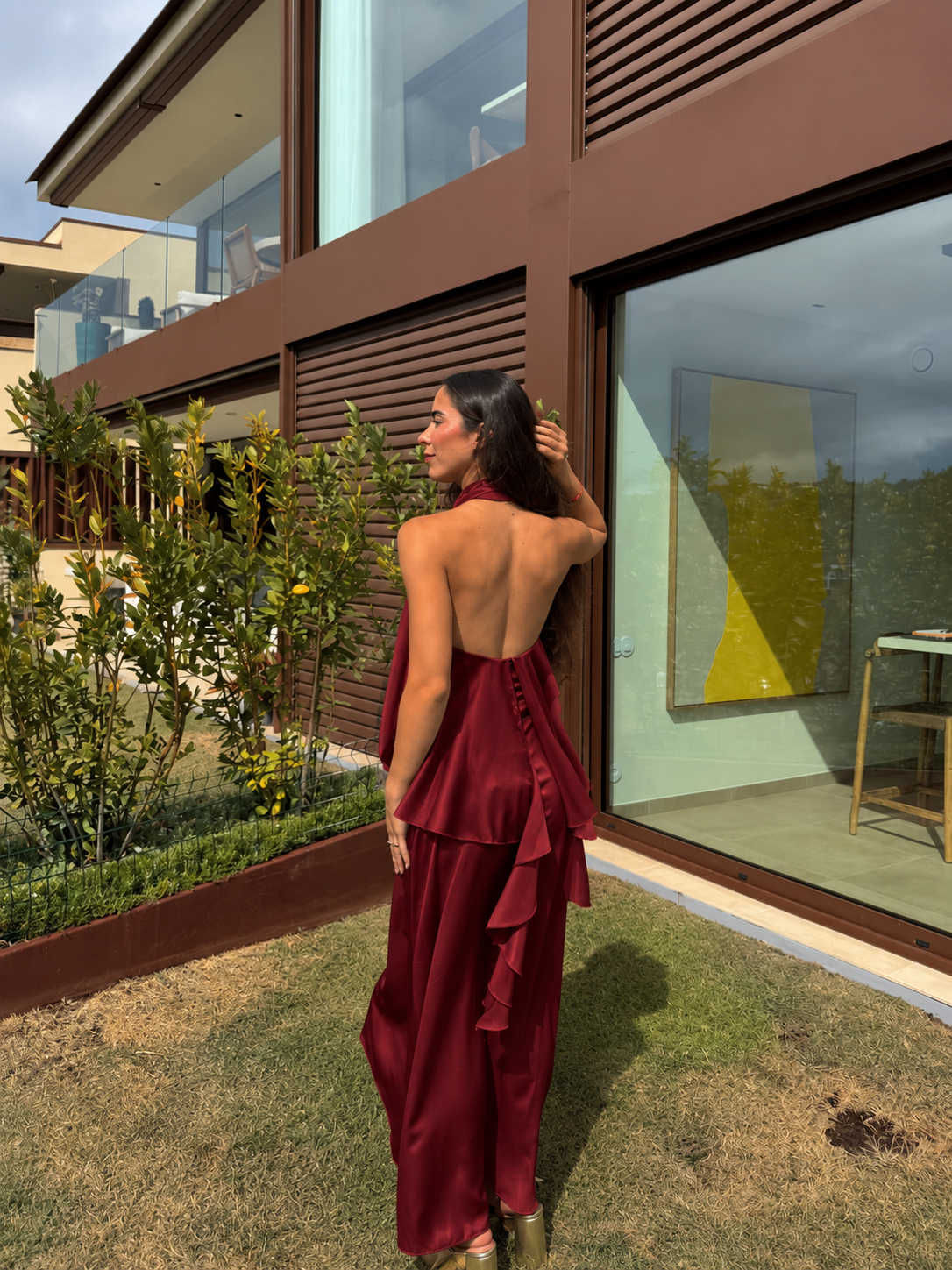 Vestido de cetim com capa cor de bordô