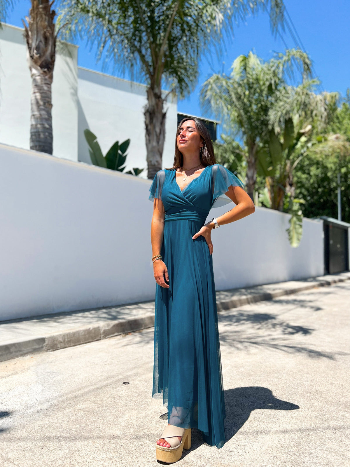 Vestido de tule com mangas azul-petróleo