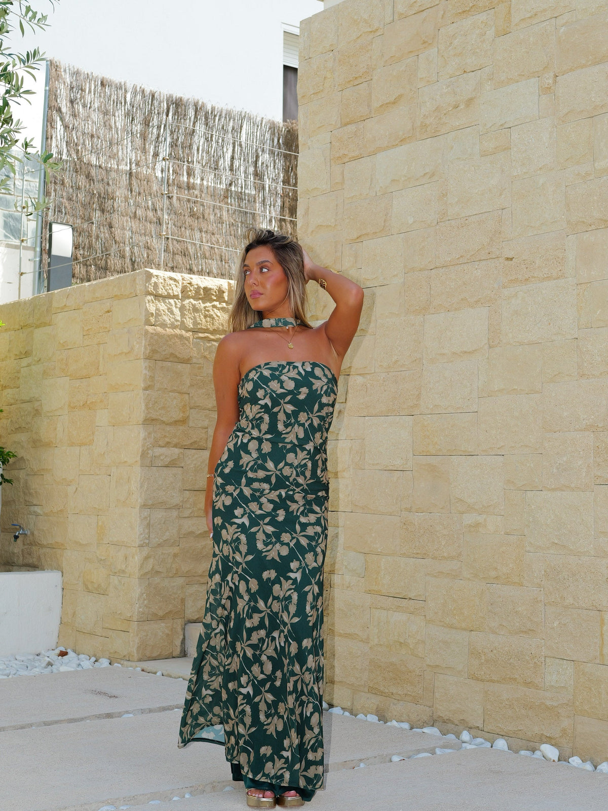 Vestido comprido com gola choker em tule verde