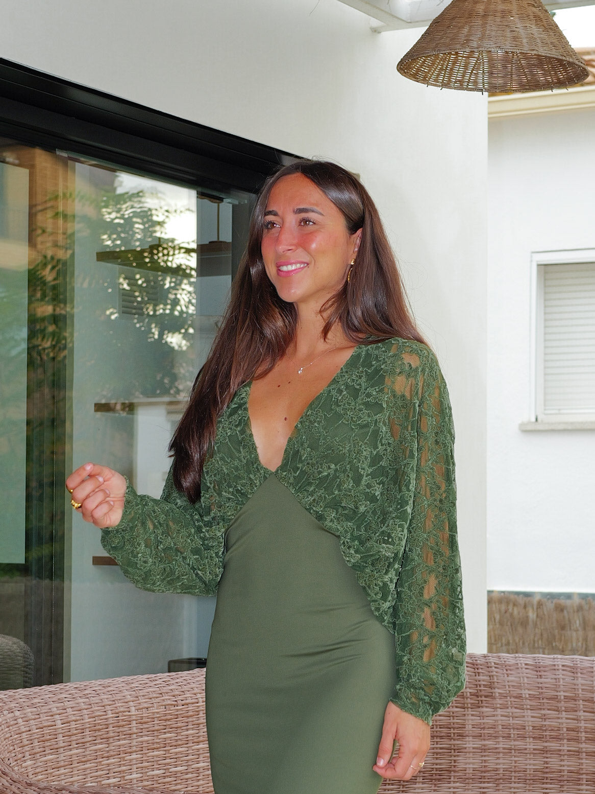 Vestido comprido com mangas de renda em veludo verde-oliva