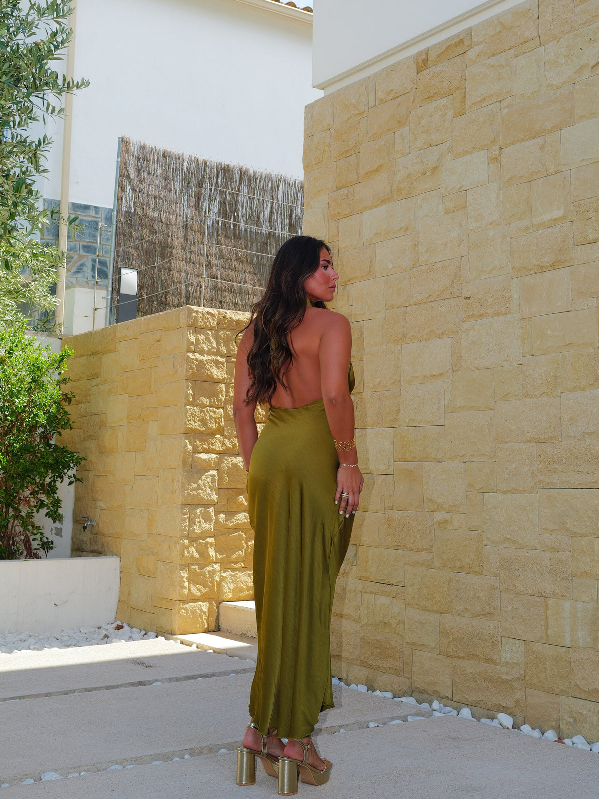 Vestido longo de cetim com decote halter nas costas, cor de azeitona