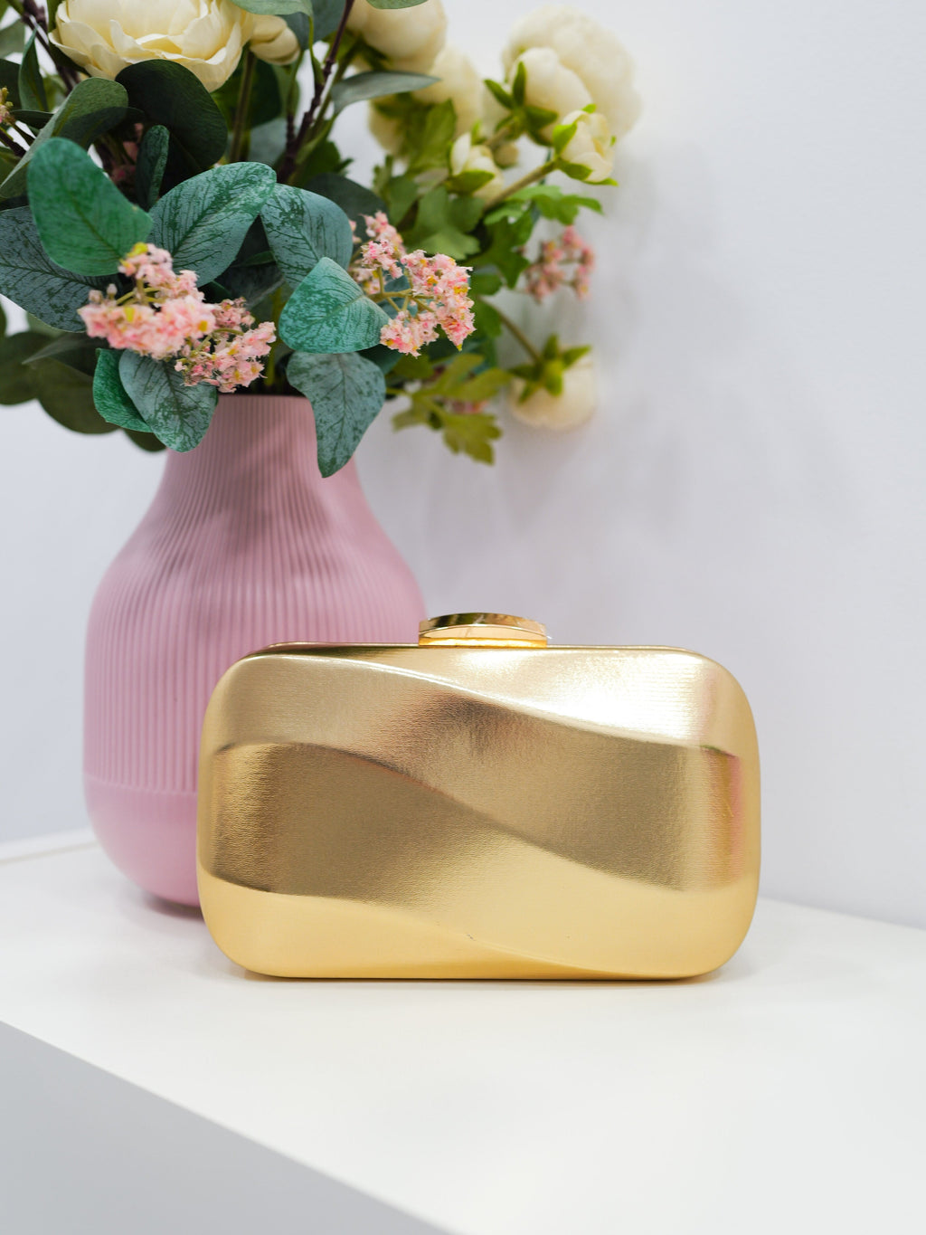 Clutch com efeito de onda dourado