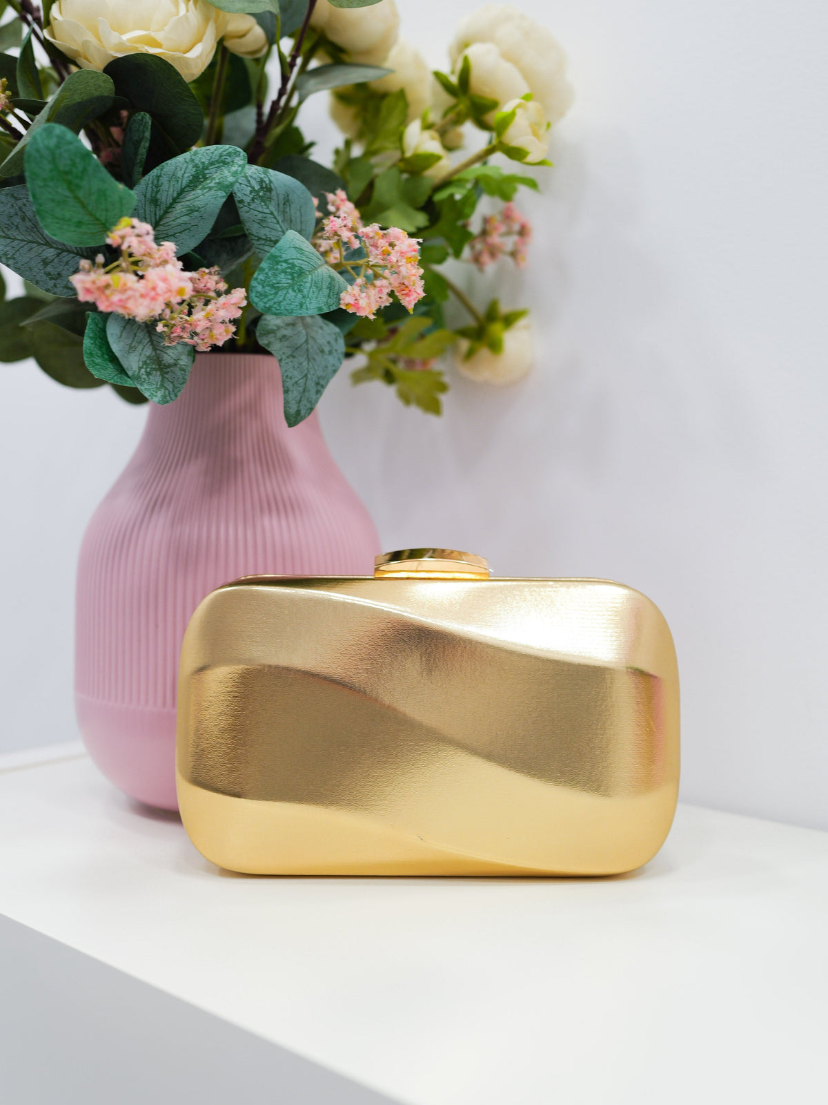 Clutch com efeito de onda dourado