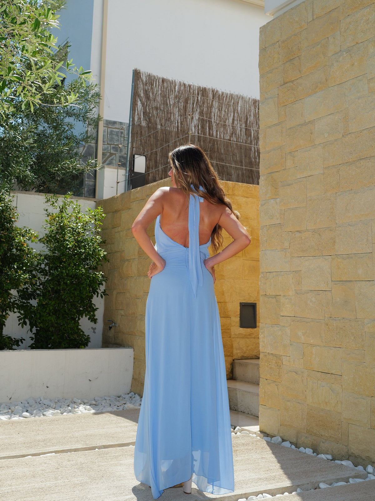 Vestido halter com cintura drapeada, cor celeste