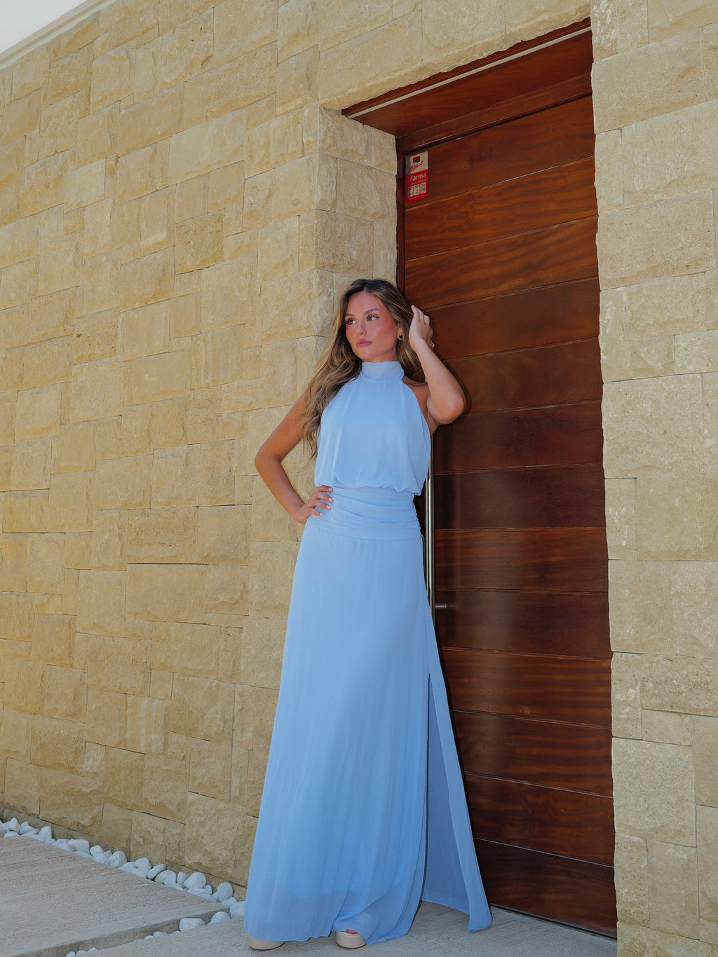 Vestido halter com cintura drapeada, cor celeste