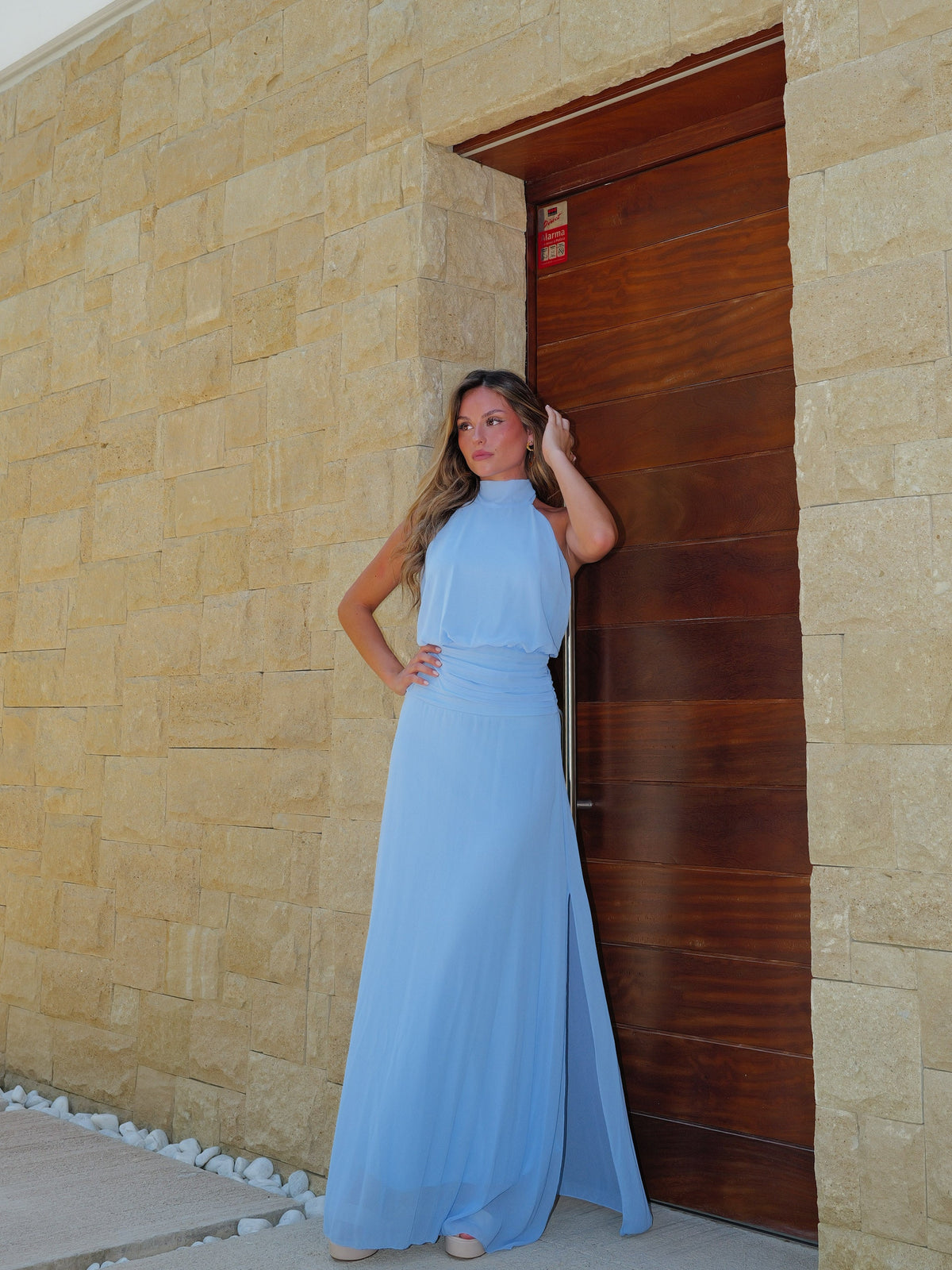 Vestido halter com cintura drapeada, cor celeste