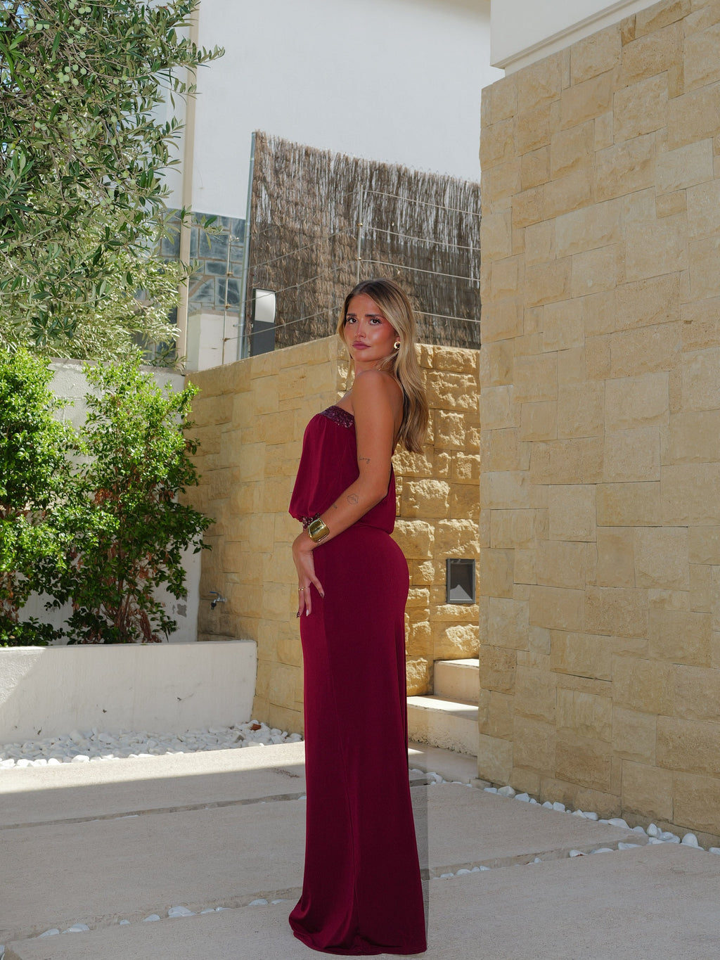 Vestido comprido com padrão de glitter cor de bordô