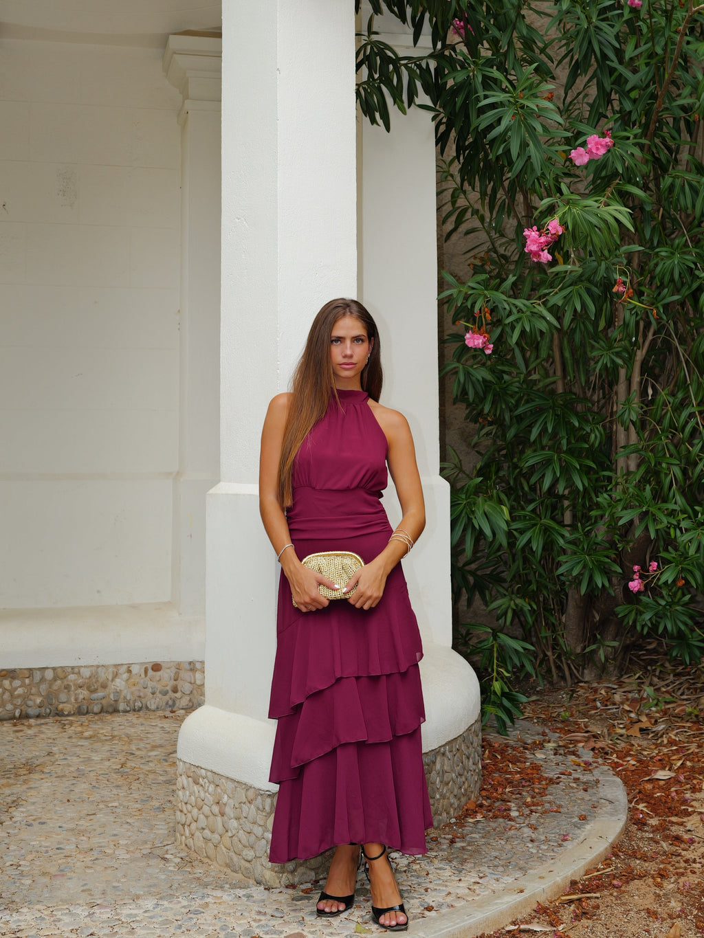 Vestido midi com laço e decote halter em tom de vinho