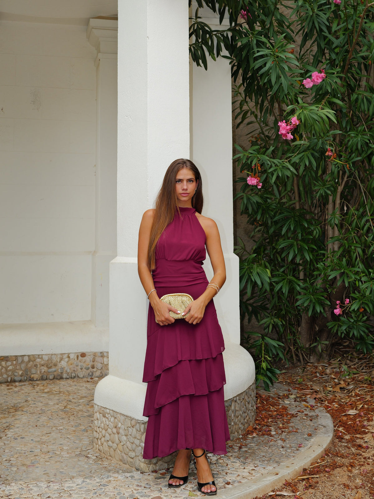 Vestido midi com laço e decote halter em tom de vinho