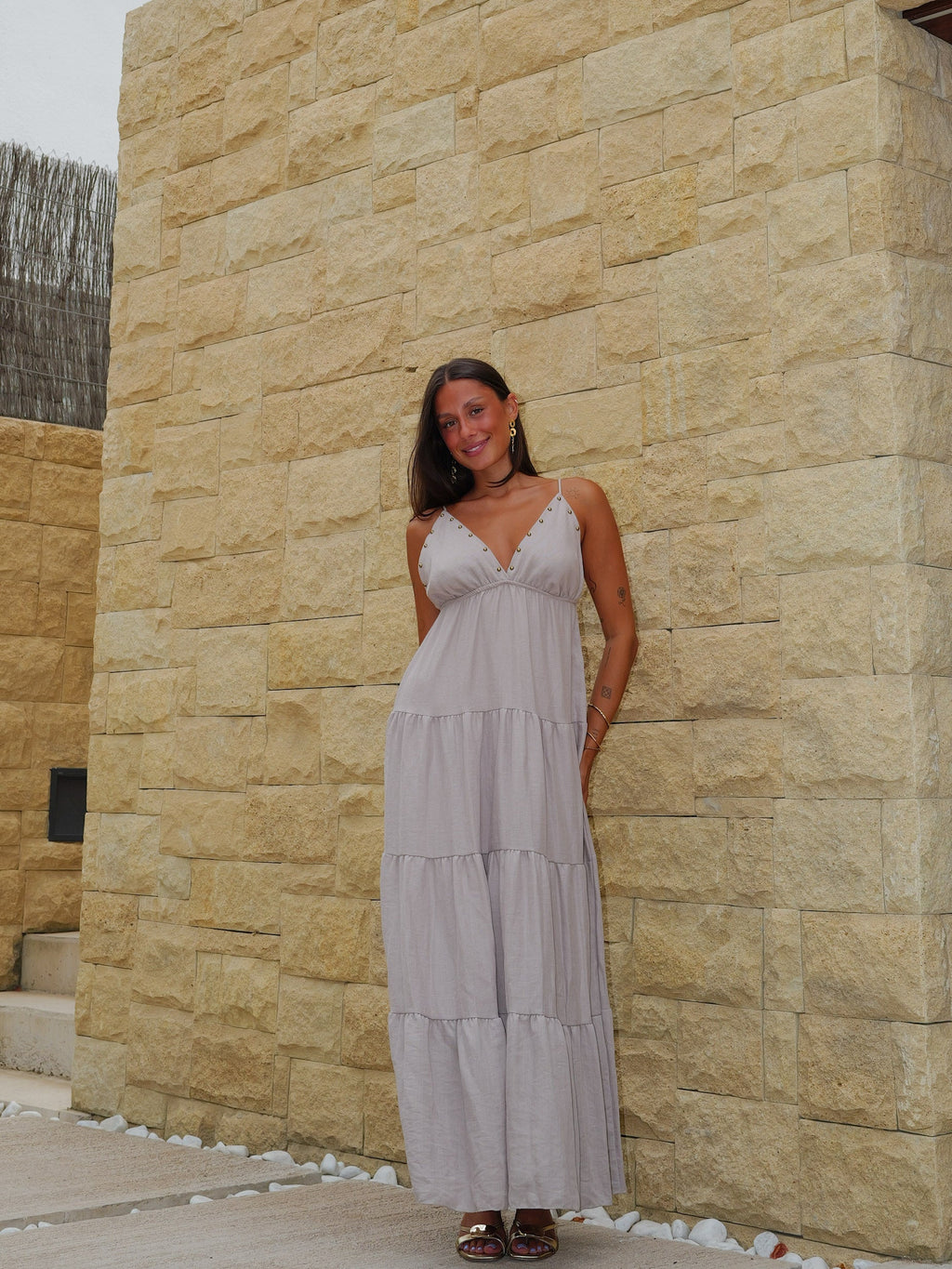 Vestido comprido com decote em V e tachas, bege