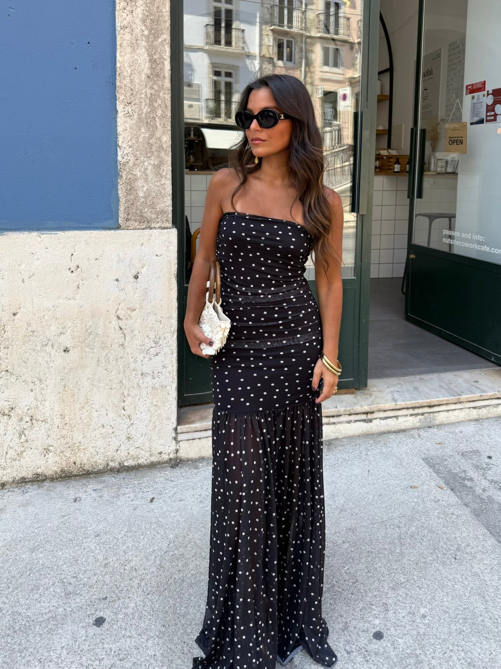 Vestido preto de bolinhas
