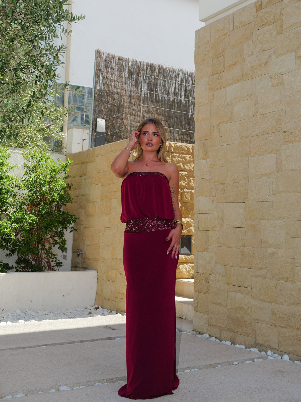 Vestido comprido com padrão de glitter cor de bordô
