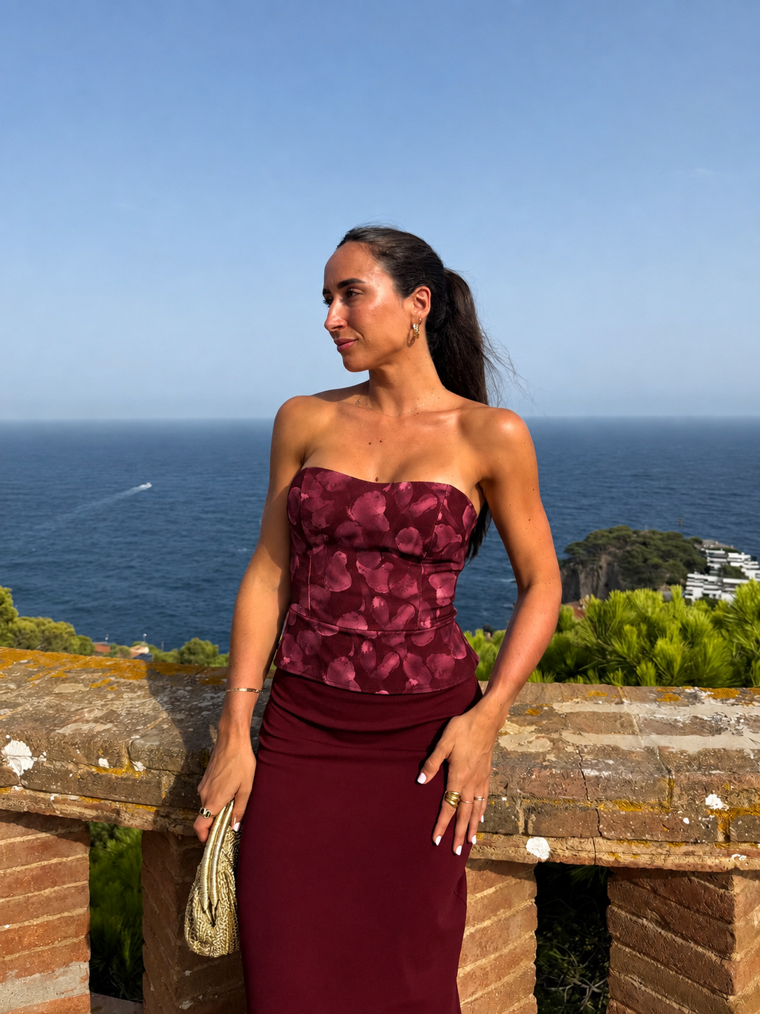 Vestido tipo espartilho com padrão em cor de bordô