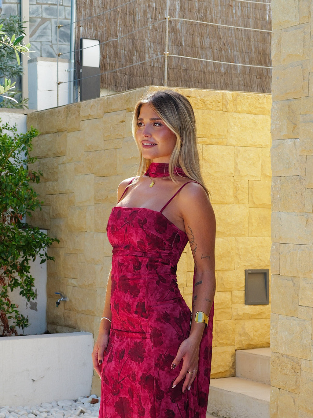 Vestido de georgette com padrão em cor de bordô