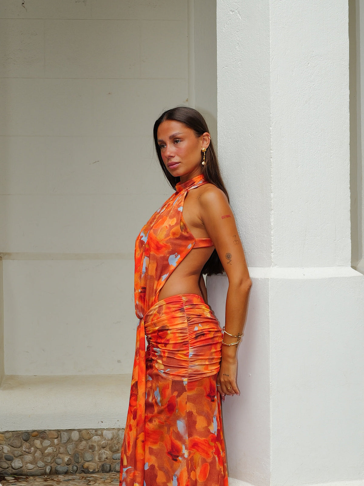 Vestido com decote halter, estampado, cintura aberta e saia em forma de sino