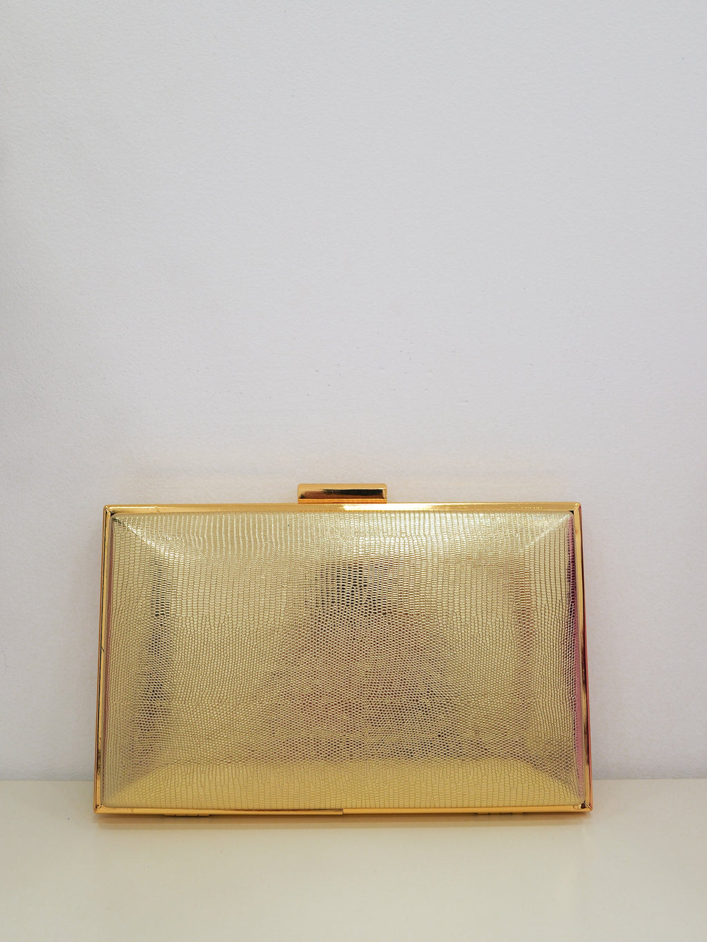 Clutch com textura dourada