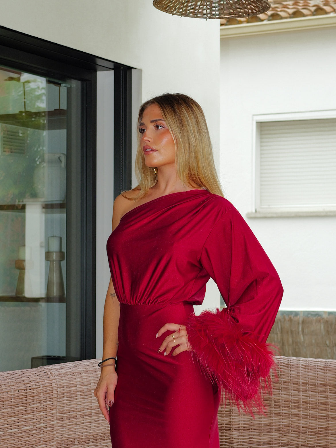 Vestido comprido assimétrico com mangas em forma de pena, cor bordô