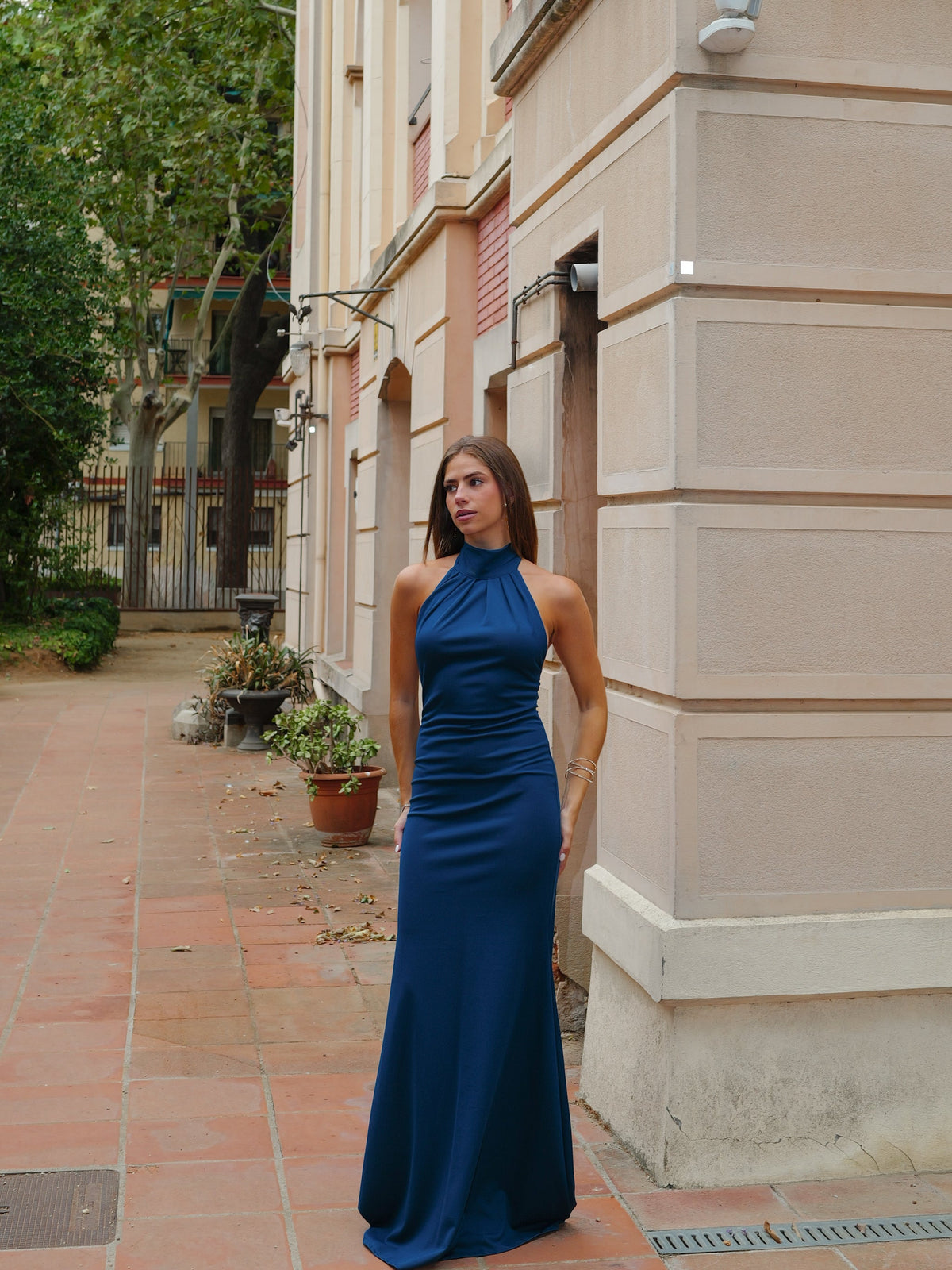 Vestido comprido com decote halter e laço, cor petróleo