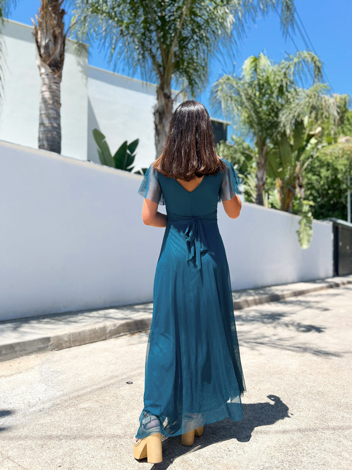 Vestido de tule com mangas azul-petróleo