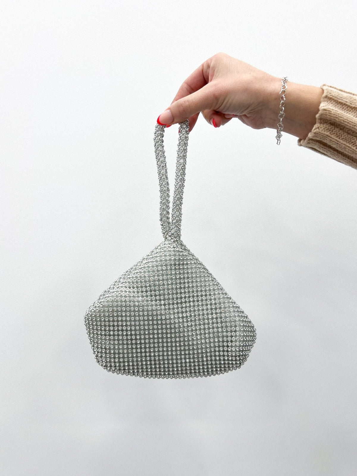 Bolsa de mão com brilhos prateados