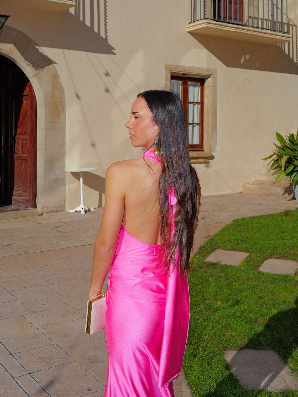 Vestido halter franzido nas costas, cor fúcsia