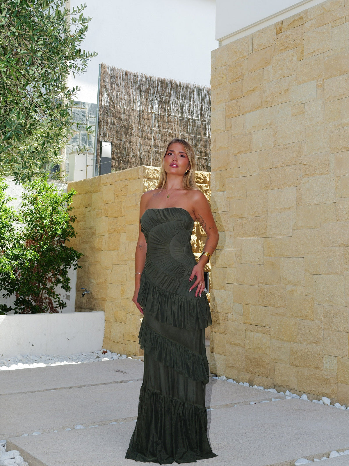 Vestido com folhos e franzido em tule verde-oliva