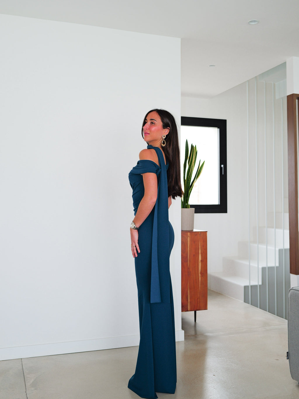 Vestido com gola choker e franzido assimétrico, cor petróleo