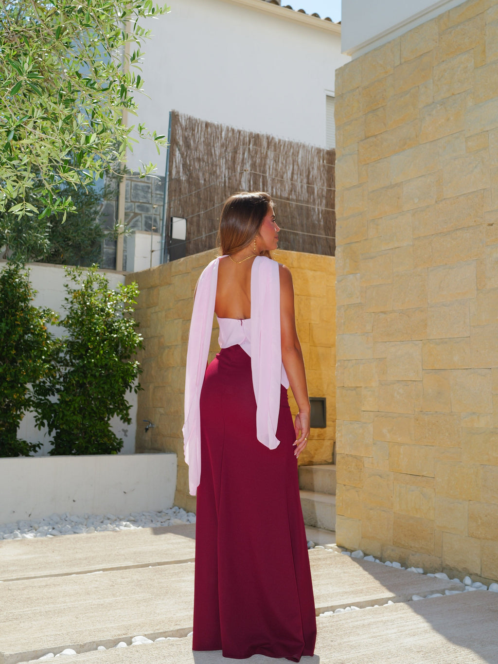 Vestido assimétrico em gaze bicolor bordô