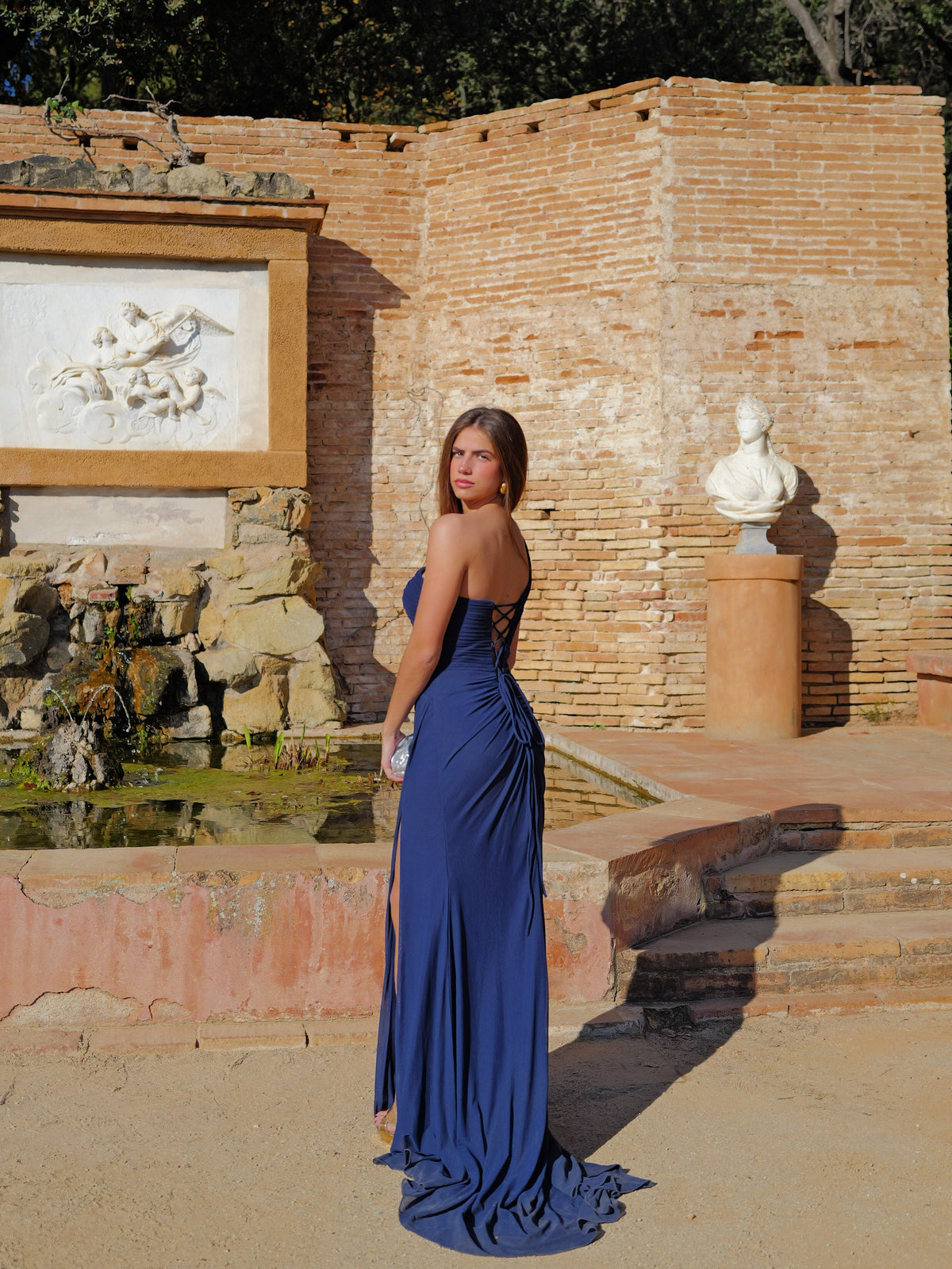Vestido assimétrico drapeado em azul-marinho