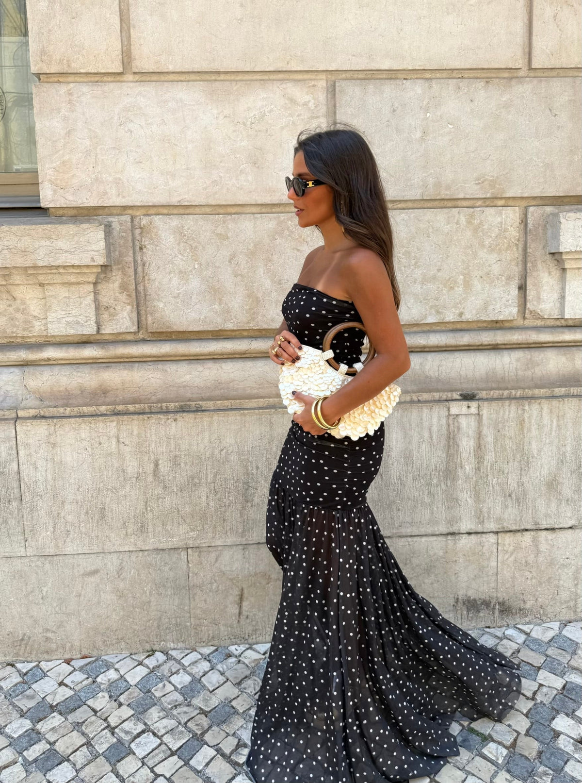 Vestido preto de bolinhas