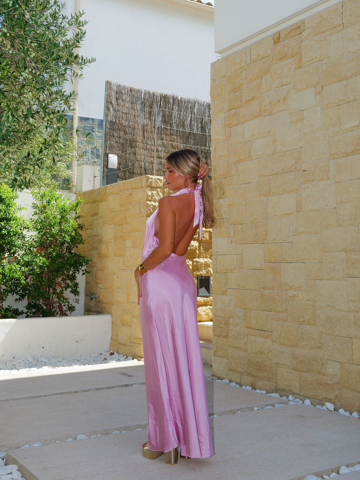 Vestido comprido de cetim rosa com costas halter