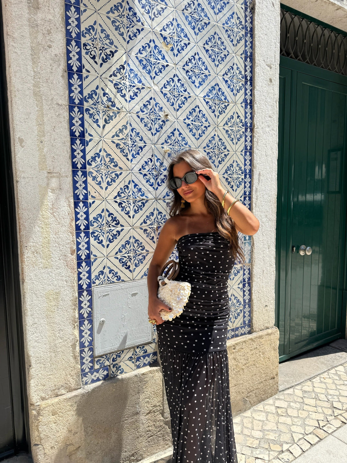 Vestido preto de bolinhas