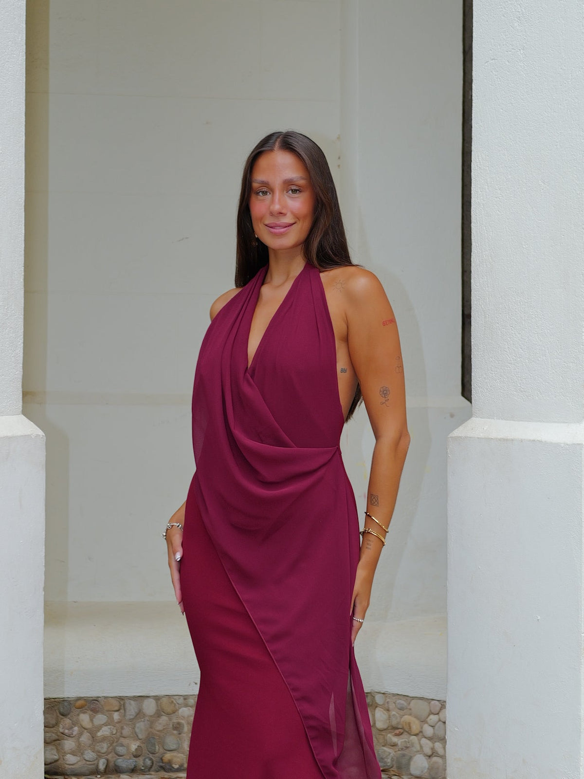 Vestido tipo capa assimétrico em tule bordô