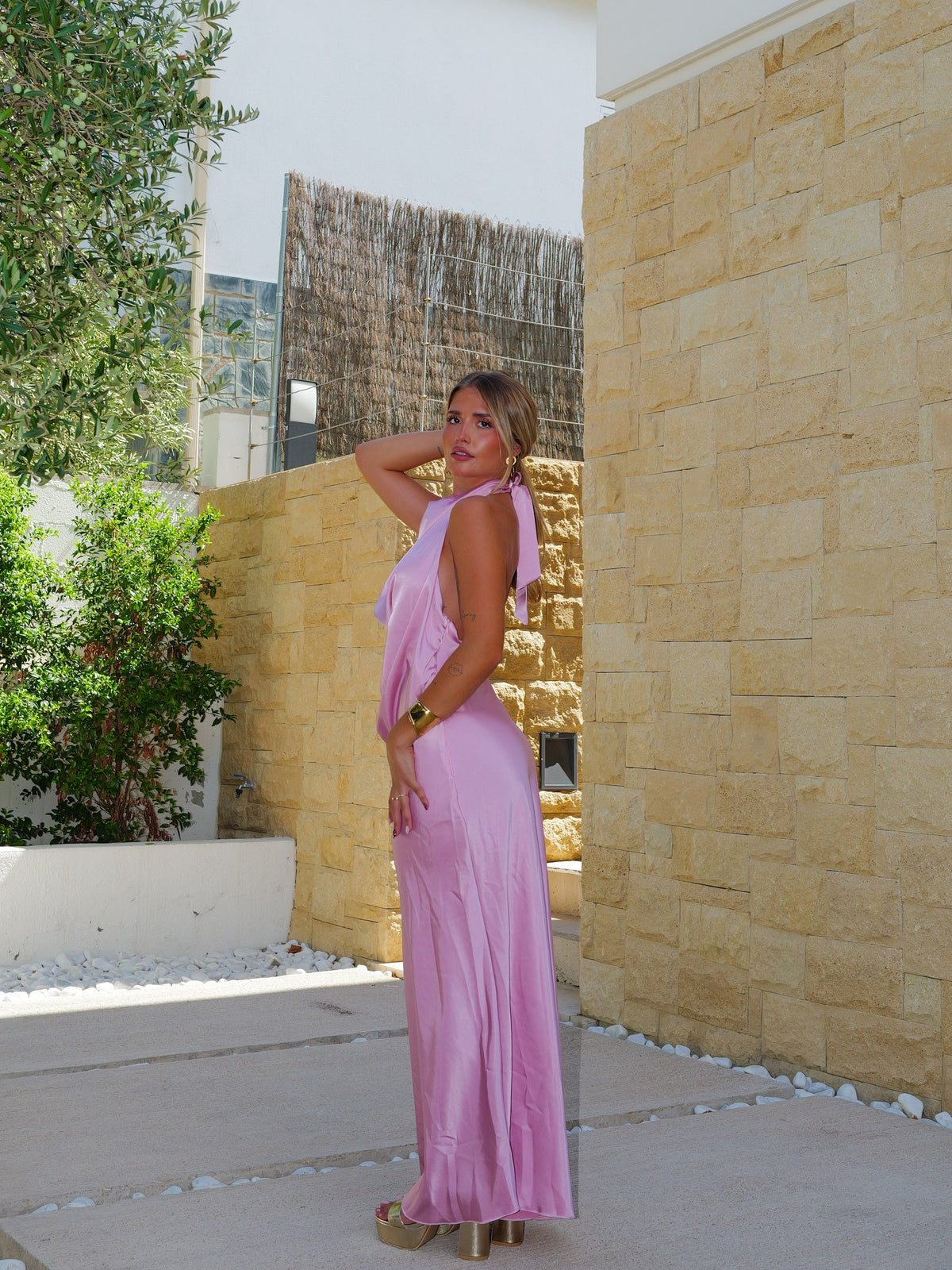 Vestido comprido de cetim rosa com costas halter