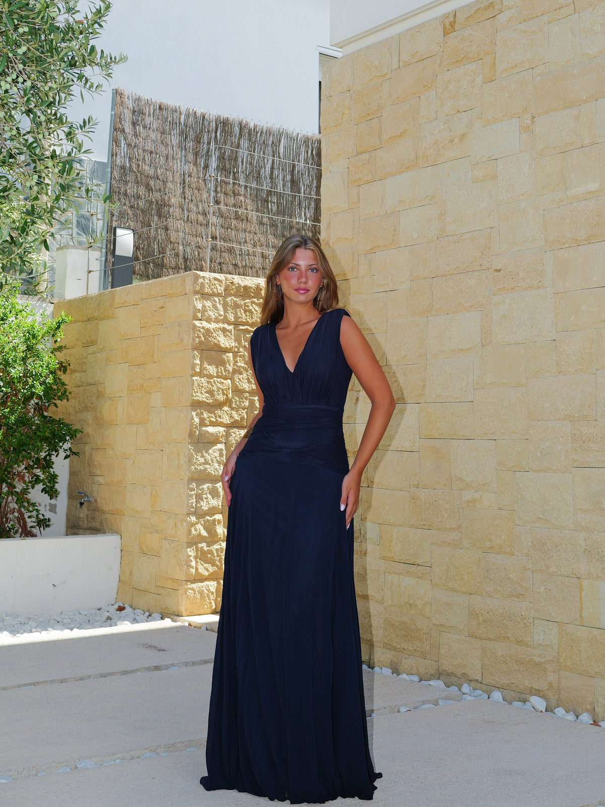 Vestido comprido com decote em V, riscas e franzido, cor azul-marinho
